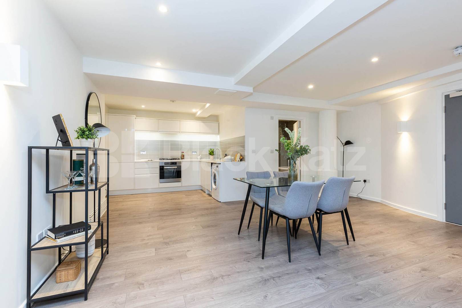 spacious 1 bedroom warehouse conversion with bi folding partition wall Tyssen Street - Springfield House, Dalston